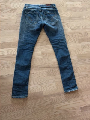 Dondup George  - Tjena, säljer ett par riktigt snygga dondups george i färgen blå. Inga defekter och i riktigt bra skick. Storlek w29                                                                            Skriv om du har några som helst funderingar!