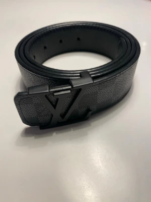 Svart bälte - Snyggt svart bälte. Perfekt accessoar för att lyfta din outfit med en exklusiv touch.