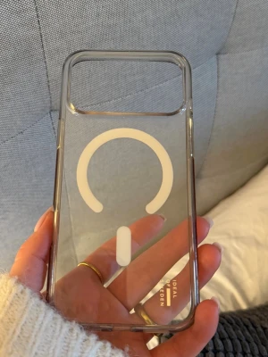 Ideal of Sweden transparent mobilskal iPhone 17 pro max - Säljer ett skal som passar till en iPhone 17 PRO Max. De är från ideal of Sweden och har en inbyggd MagSafe🌸  Hör gärna av dig vid frågor💗