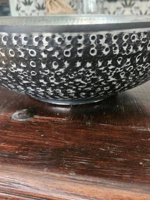 Hamrad skål - Säljer en stor hamrad skål med ett mönster i svart och silver. Skålen har rund form och är perfekt som dekoration eller för servering. Mönstret på utsidan ger ett coolt och modernt intryck. Passar bra som centerpiece på bordet. 30 cm