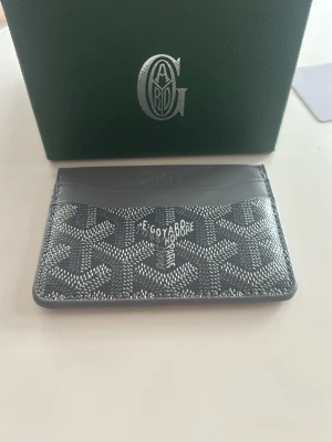 Grå Gard holder - Kort hållare från H&M