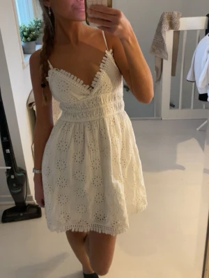 Vit kort klänning - kort vit sommarklänning från Gina tricot, superfin till skolavslutning och student!! Använt max 2 gånger så i mycket bra skick