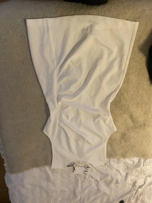 Vit klänning - Säljer denna vita klänningen som är perfekt för studenten. Jag fick aldrig användning för den på min studenten därav är den helt ny med prislapp kvar. Den är i storlek M men passar S också!