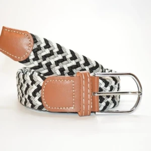 Flätat ”grisch” bälte - Svart, vit & Grå - Montore’s flätade bälte som även är känt som ”grisch bältet” är ett stilrent elastikt bälte. Tack vare att det är elastiskt så finns inga färdiga hål som i ett traditionellt bälte och det gör att det passar alla. Bältet är ca 105cm långt. Vid fler frågor eller funderingar så är du varmt välkommen att höra av dig!