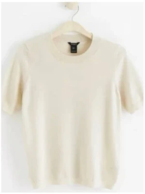 Beige stickad t-shirt från H&M - Hör av er för prisförslag❤️En enkel och stilren beige stickad t-shirt från H&M. Modellen har korta ärmar, rund halsringning och mjukt material som ger en avslappnad look. Perfekt att matcha med jeans eller kjol för en clean outfit.