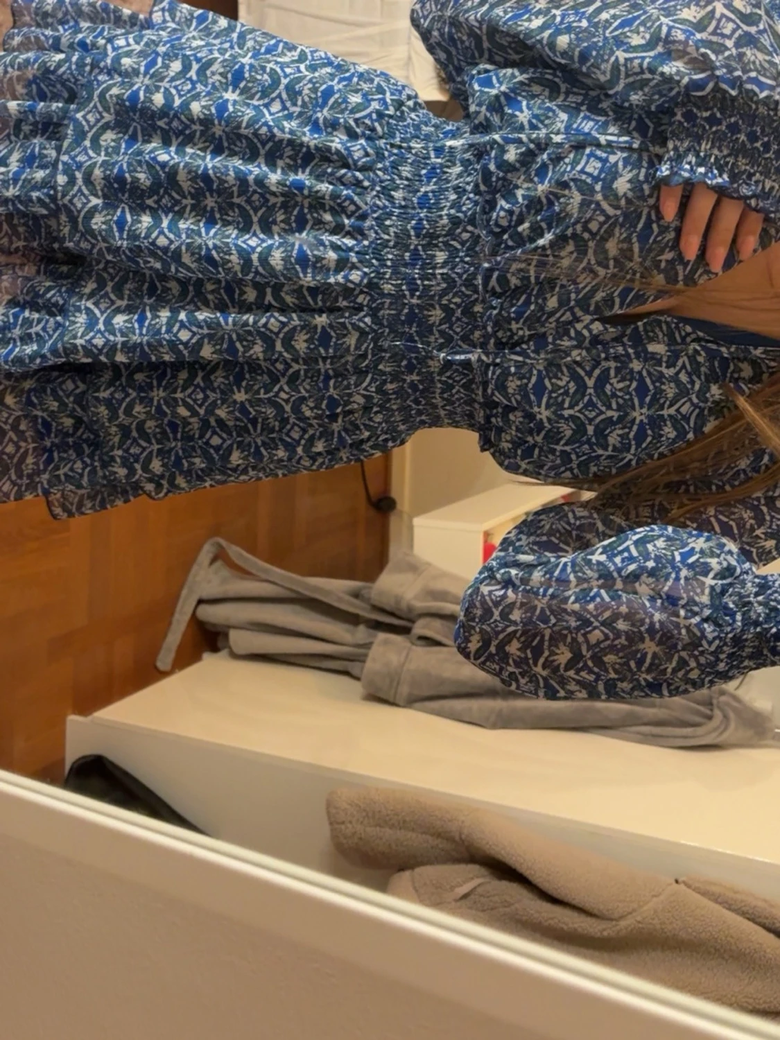 Blå mönstrad kortklänning med v-ringning - 2