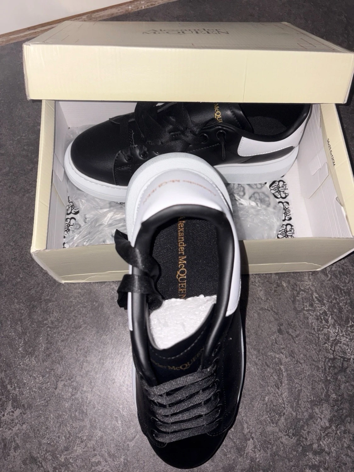 Alexander McQueen svarta sneakers - 2