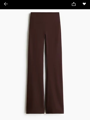 Yoga pants - Mörkbruna yoga pang  med bootcut-modell och hög midja. Tillverkade i ett stretchigt och mjukt material som sitter skönt på kroppen. Perfekta för en chill och trendig look. Passar till crop tops och oversized tröjor. Köpa för 500 