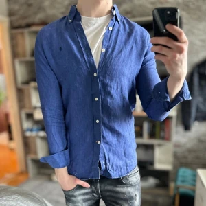 Morris linneskjorta - Mycket fint skick, inga defekter. Nypris ca 2000kr. Storlek S, passar dig som är 170-180cm ungefär. Skriv för mer information!🤝