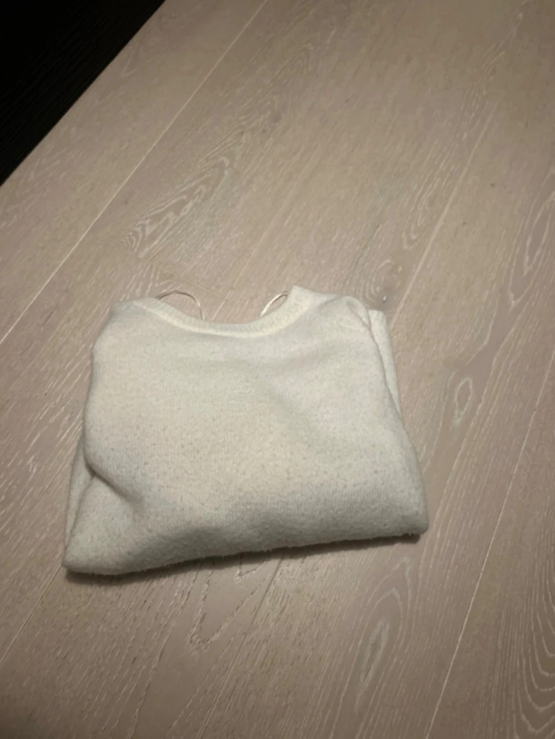 Vit stickad tröja med rund hals - 1
