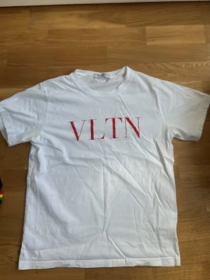 Valentino T-shirt  - Vit valentino T-shirt med röd VLTN tryck storlek S men passar XS