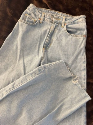 Jeans  - Ljusblåa jeans från Bikbok , nypris 600 , nästan aldrig använda men har klippt upp dom för att de va lite långa. Jag är 162 och dom går lite över skorna på mig. Dom sitter tajt upptill och vidgade nertill. 