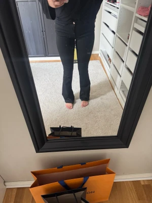 Svarta bootcut jeans - Snygga svarta jeans med bootcut-modell.jag har två likadana jeans i två olika längder så bara säg till vilken längd du vill ha. 