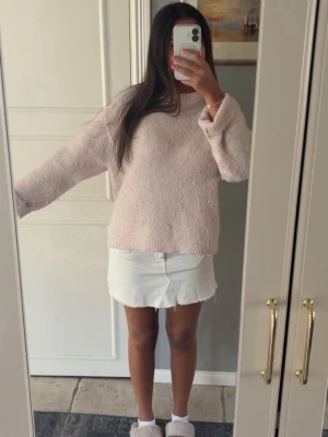 Ljusrosa fluffig stickad tröja - Mysig ljusrosa stickad tröja från Gina tricot. Är i storlek S och som ni ser lite nopprig men går säkert bort med en ”noppra bort”❣️