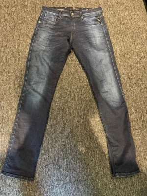 Replay jeans - Riktigt snygga Replay jeans som är använda några få gånger. Storleken är W32 och L34. 