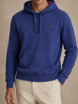 Blå hoodie från Polo Ralph Lauren - Snygg blå hoodie från Polo Ralph Lauren med klassisk huva och dragsko. Har en känguruficka framtill och den ikoniska röda loggan broderad på bröstet. Tillverkad i mjuk bomullsblandning som känns skön mot huden. Perfekt för en avslappnad och stilren look.