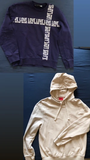 Moschino + HUGO - Mörkblå sweatshirt från Love Moschino, storlek M. Beige HUGO-hoodie ingår, mycket fint skick, oanvänd, storlek M.