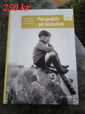 Perspektiv på historien 50p - Kursboken 'Perspektiv på historien 50p' från Gleerups, med gul och vit framsida och ett svartvitt foto av ett barn på omslaget. Perfekt för gymnasiets historieundervisning.