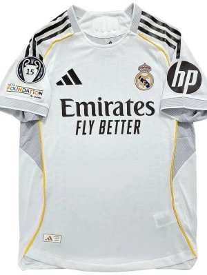 Real Madrid matchtröja Mbappé 10 - Säljer en vit Real Madrid matchtröja från Adidas med Mbappé och nummer 10 på ryggen. Tröjan har svarta detaljer, klubbmärke, sponsorloggor och Champions League-märke på ärmen. Tillverkad i lätt och ventilerande material, perfekt för fotbollsträning eller match.