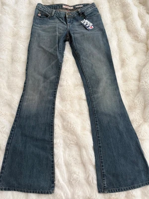 Miss Sixty Extra Low Bootcut Jeans - Vintage Miss Sixty Jeans ⭐️Mått direkt över; midjan: 34cm, höft: 42cm, lår: 23cm, innersöm: 80cm, yttersöm: 100cm 📏Eftersom jag inte passar i byxorna så har jag skrivit ner måtten, så har tyvärr inte några bilder. Tveka inte att skriva om du har övriga frågor💗