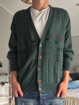 No. 1 Como cardigan - En riktigt snygg grön cardigan från No. 1 Como. Storleken är M. Tveka inte på att höra av dig vid eventuella frågor och funderingar!😊✌️