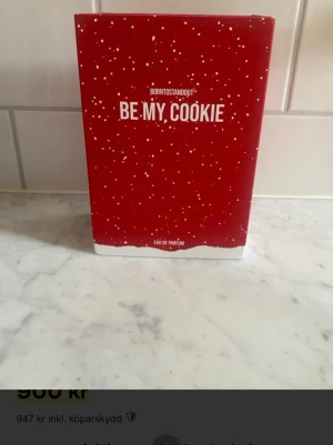 Borntostandout Be My Cookie parfym - Borntostandout Be My Cookie Eau de Parfum i en snygg röd och vit förpackning med små vita prickar. Flaskan är vit med röd text och har en modern, stilren form. Perfekt för dig som gillar unika och lekfulla dofter. 