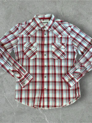 Flanell skjorta - Ruggit snygg flannel skjorta från märket Dcate. Väldigt bra skick med fina detaljer på knapparna. Pris kan diskuteras 😊