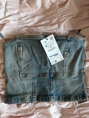 Jeans denim tubtopp från Zara - Hel ny med prislapp. Köpte fel storlek och glömde retunera. Köpt för 329kr. 