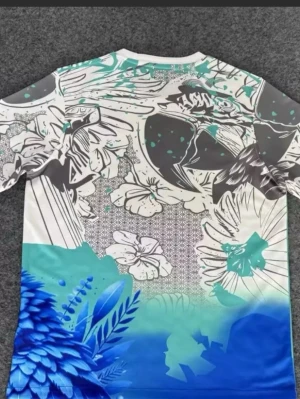 Nike Brasil tröja med blå papegoja - Unik sporttröja från Nike med Brasil-logga och stor blå papegoja framtill. Tröjan har ett färgstarkt mönster i blått, turkost, vitt och svart med blommor och grafiska detaljer. Perfekt för dig som vill sticka ut på planen eller träningen.DE FINNS ALLA STORLEKAR!!!