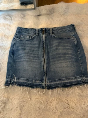 Blå jeanskjol från Anti Blue - Säljer en snygg blå jeanskjol från Anti Blue i storlek M. I modellen är den ganska kort och man kan ha den som man vill, både låg och hög midjad.💕💕💕
