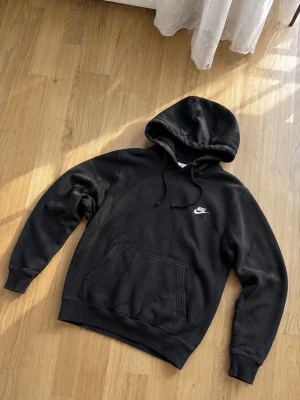 Svart Nike hoodie  - Säljer min svarta Nike hoodie pågrund av garderob rensning. Ställ gärna frågor!!!