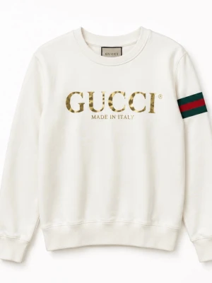 Vit sweatshirt från Gg - Vit sweatshirt från Gg med guldfärgat logotryck på bröstet och klassiska gröna och röda ränder på ena ärmen. Rund halsringning och långa ärmar. Tillverkad i mjukt bomullsmaterial för en bekväm och stilren look.