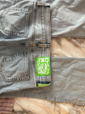 Ljusblå jeans från Cheap Monday - Storleken är 28/34, säljer för att de inte kommer till användning💞💞 Har använde ca 3 gånger, finns slitningar längst ner som är med på bilderna💞
