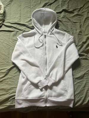 Ralph Lauren Hoodie - En vit Ralph Lauren Hoodie i extremt fint skick, då den aldrig har använts. Storlek S. Om intresserad skicka gärna meddelande för mer information. Pris går att diskuteras. 