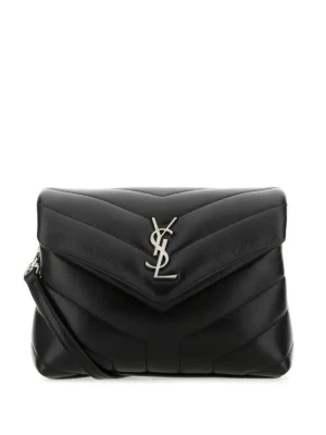 Svart kuvertväska från Saint Laurent - Stilren svart kuvertväska från Saint Laurent i quiltat läder med silverfärgad YSL-logo på framsidan. Väskan har en elegant v-formad design och en smidig handledsrem. Perfekt för dig som vill ha en lyxig och trendig accessoar.