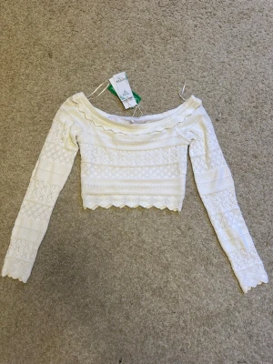 Guess croppad långärmad topp - Köpte i Budapest men aldrig använt. Står storlek S, men passar också XS!