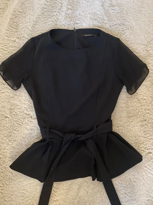 Svart blus med knytband  - Säljer denna super söta svarta topp med band som man kan knyta med!!!☺️☺️💓 Kan diskutera pris!