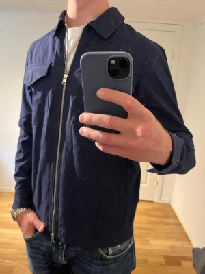 Mörkblå These Glory Days Overshirt med prickar   - Säljer denna sjukt snygga Overshirten från These Glory Days⭐️ Färgen är mörkblå med vita prickar och storleken är M✅ Den har inga defekter och skicket är utomordentligt🙌🤝 Sjukt najs passform och passar perfekt till hösten☀️🙌 Tveka inte på att höra av er dig vid minsta fråga eller fundering😊