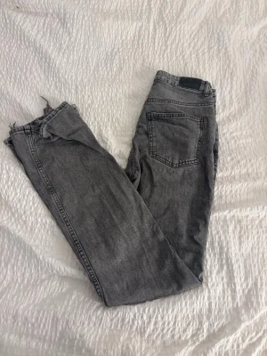 Gina tricot Bootcut jeans  - Säljer mina gråa jeans från Gina tricot, endast slitage längst ner på byxorna då dom vart för långa för mig,  högmidjade och Bootcut, pris kan diskuteras vid snabb affär 