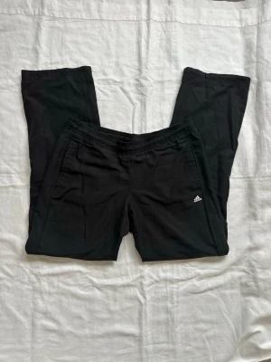 Adidas byxor  - Svarta långa adidas byxor i herrstorlek S, vid köp av flera varor får du rabatt💛 skick enligt bilder 