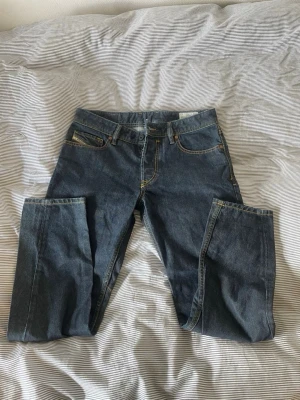 Vintage Diesel jeans - Säljer dessa Vintage Diesel jeans för billigt pris då dom ej kommer till användning. Modellen är Rombee vilket motsvarar straight fit. Det står L32 men skulle säga att de passar L30