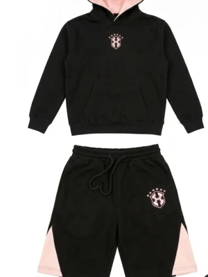 Svart och rosa tracksuit set - Snyggt tracksuit set med svart hoodie och matchande byxor samt shorts. Setet har rosa detaljer och emblem på både överdel och underdel. Hoodien har känguruficka och byxorna har dragsko i midjan. Perfekt för träning eller chill. Materialet är mjukt och bekvämtDE FINNS ALLA STORLEKAR!!!!.