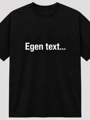 Svart t-shirt med egen text - Svart t-shirt med vit text 'Egen text...' på bröstet. Klassisk rund hals och korta ärmar, perfekt för dig som vill ha en personlig touch. Materialet är mjukt och bekvämt, troligtvis bomull. Enkel och stilren design som funkar till många olika outfits.