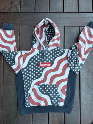 Supreme Hoodie USA - Storlek M Tecken på användning  Solblekt på vissa ställen  Mycket sällsynt  Pris ej hugget i sten :) 