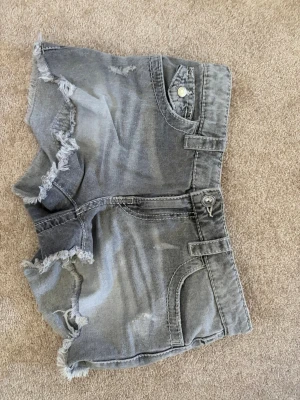 Shorts - Jättesnygga jeansshorts från Gina tricot. De är tyvärr försmå för mig men annars jättefina! De har fina fransar i slutet av shortsen och är ljusgrå.