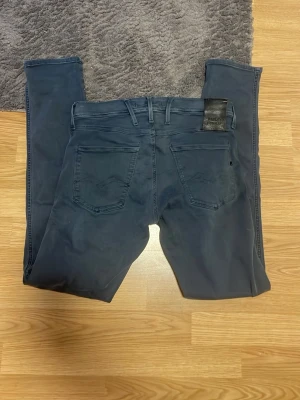 Replay Anbass - Säljer dessa jeans eftersom jag tycker de sitter för tight, är du intresserad så skriv gjärna mitt pris 199kr!