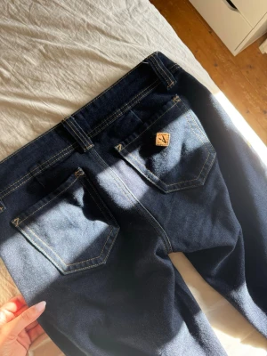 Mörkblå jeans från Abrand  - Snygga mörkblå jeans från Abrand. Endast använda 1-2 gånger så de är som nya! Modellen heter 00 super low kick jeans och i benen är dom raka och lite bootcut. Nypris: 999:- 