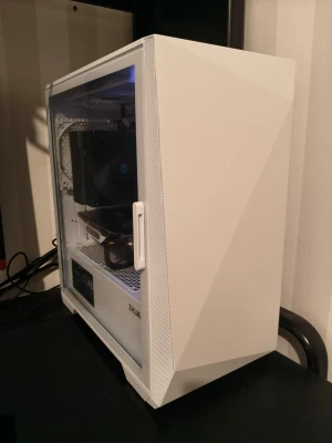 Speldator  - Säljer en Kraftfull soeldator i bra skick. Specifikationer: Ryzen 5 2600X GTX 1660 6 GB 8 GB RAM 500 GB Passar bra för spel, skola och vardagsbruk. Fungerar som den ska.