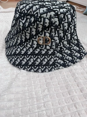 Dior bucket hat  - Väldigt snygg dior bucket hat inför sommarn, helt ny och oanvänd och den säljs pga att den inte passar mig, 