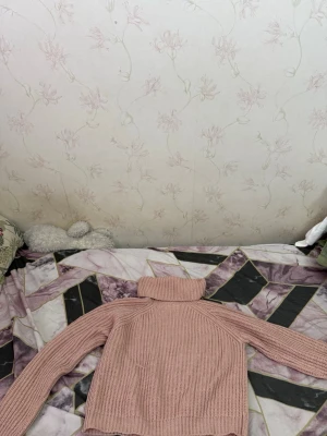 Rosa polotröja från Cubus - Mysig stickad polotröja i ljusrosa från Cubus. Tröjan har en hög polokrage, långa ärmar och ribbstickade muddar. Perfekt för kalla dagar och enkel att matcha med jeans eller kjol.